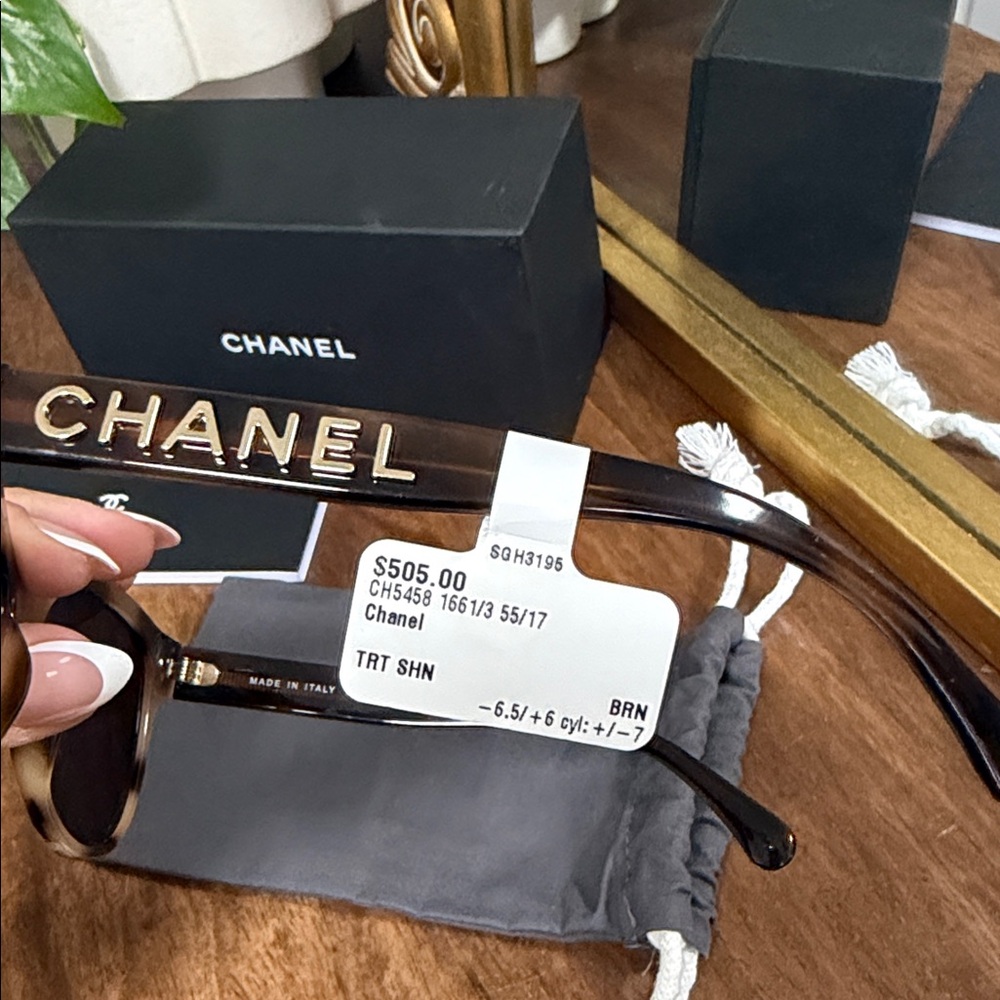 CHANEL Brown Tortoiseshell Sunglasses with Gold Chanel Logo - Picture 5 of 8